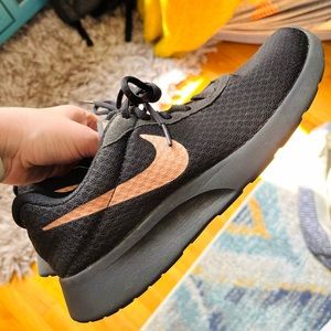 Nike sneakers women’s 9